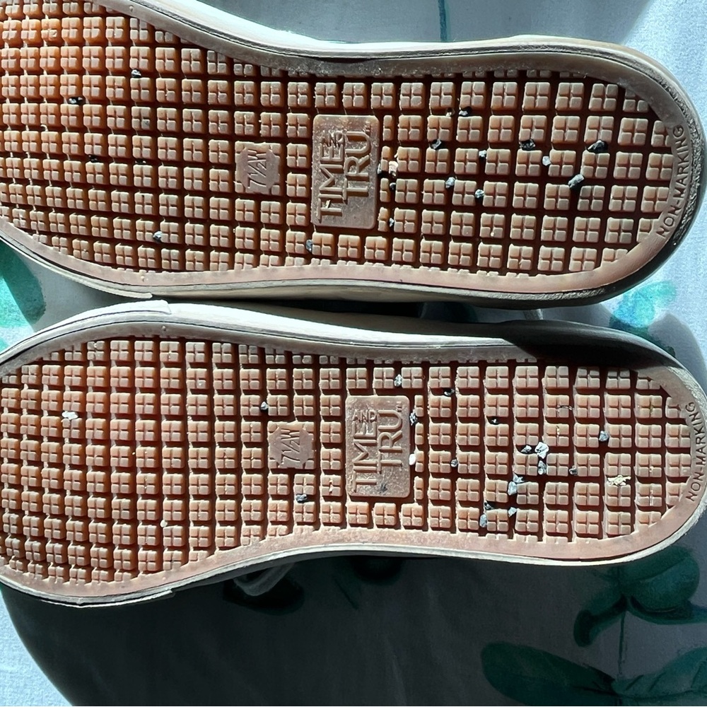 Time and Tru Black and White Athletic Shoes 7.5 Memory Foam - Picture 6 of 8